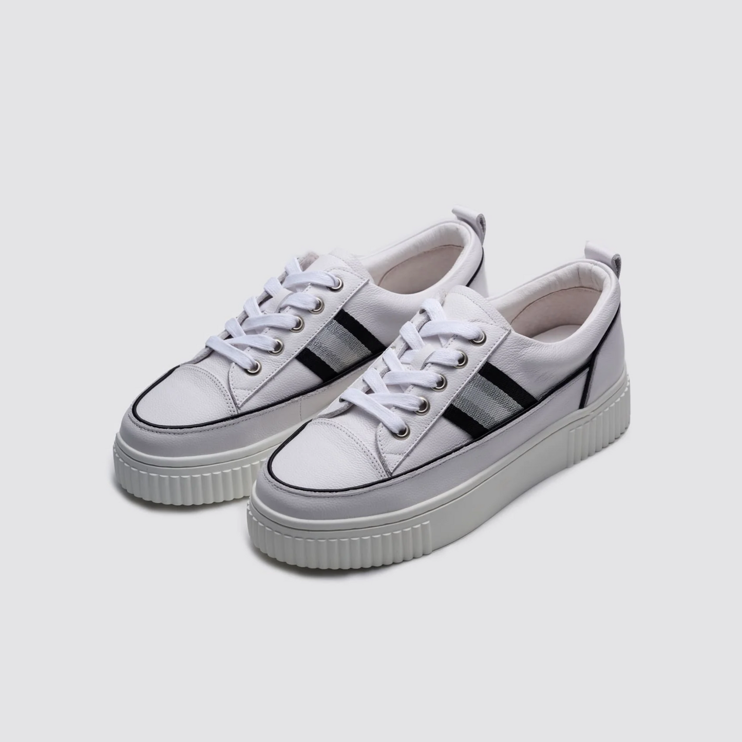 Intrigue White/Black