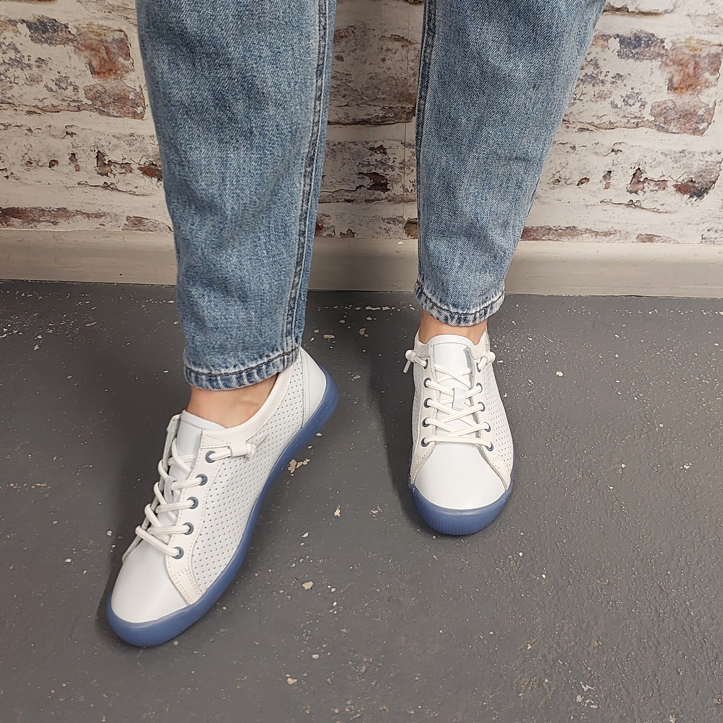 Iwis Light Blue/White