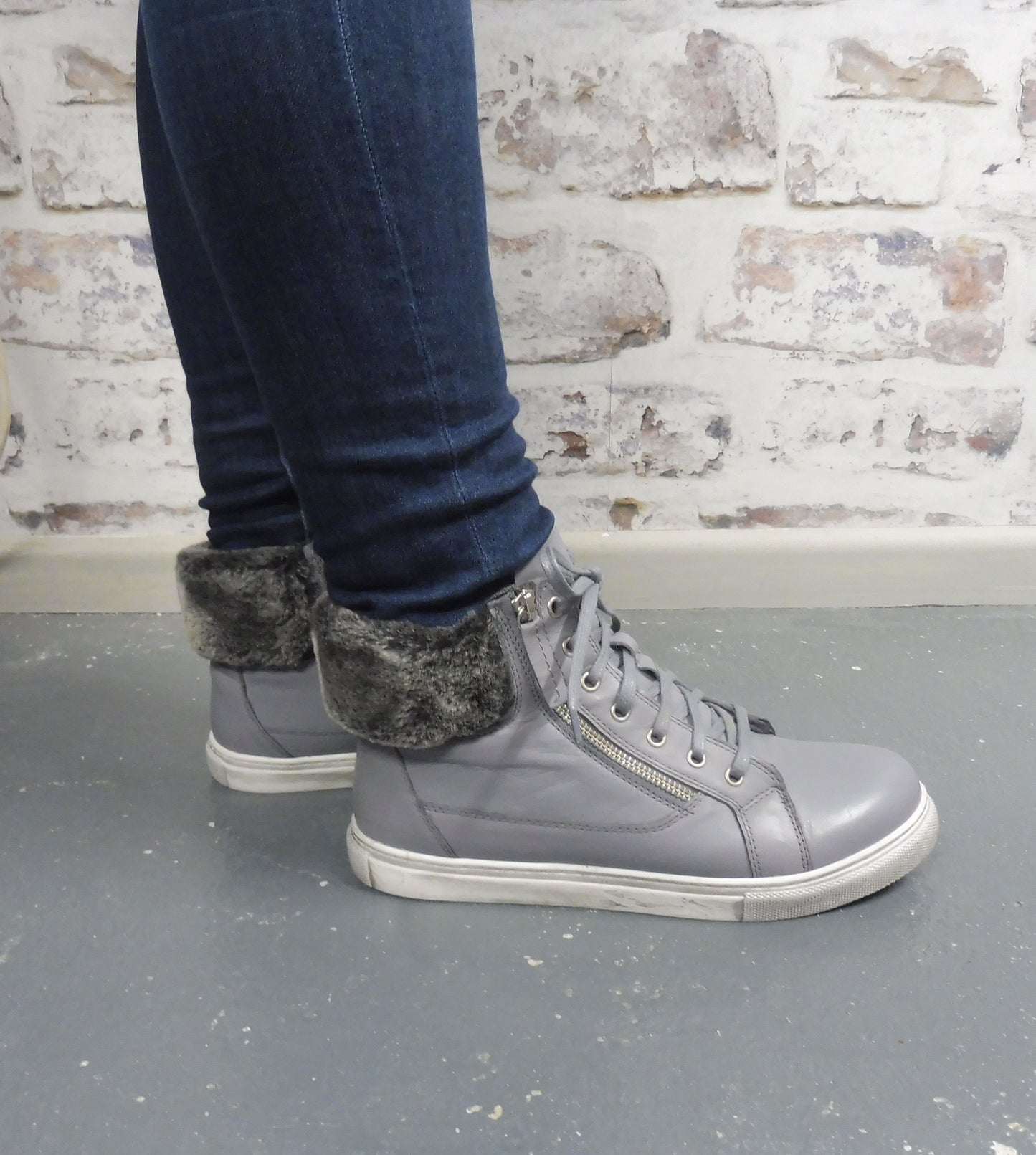 Trotski Milan (size 39) - ONLINE ONLY