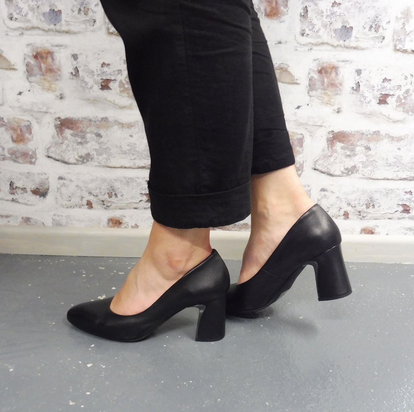 Keinar Black (size 41) ONLINE ONLY