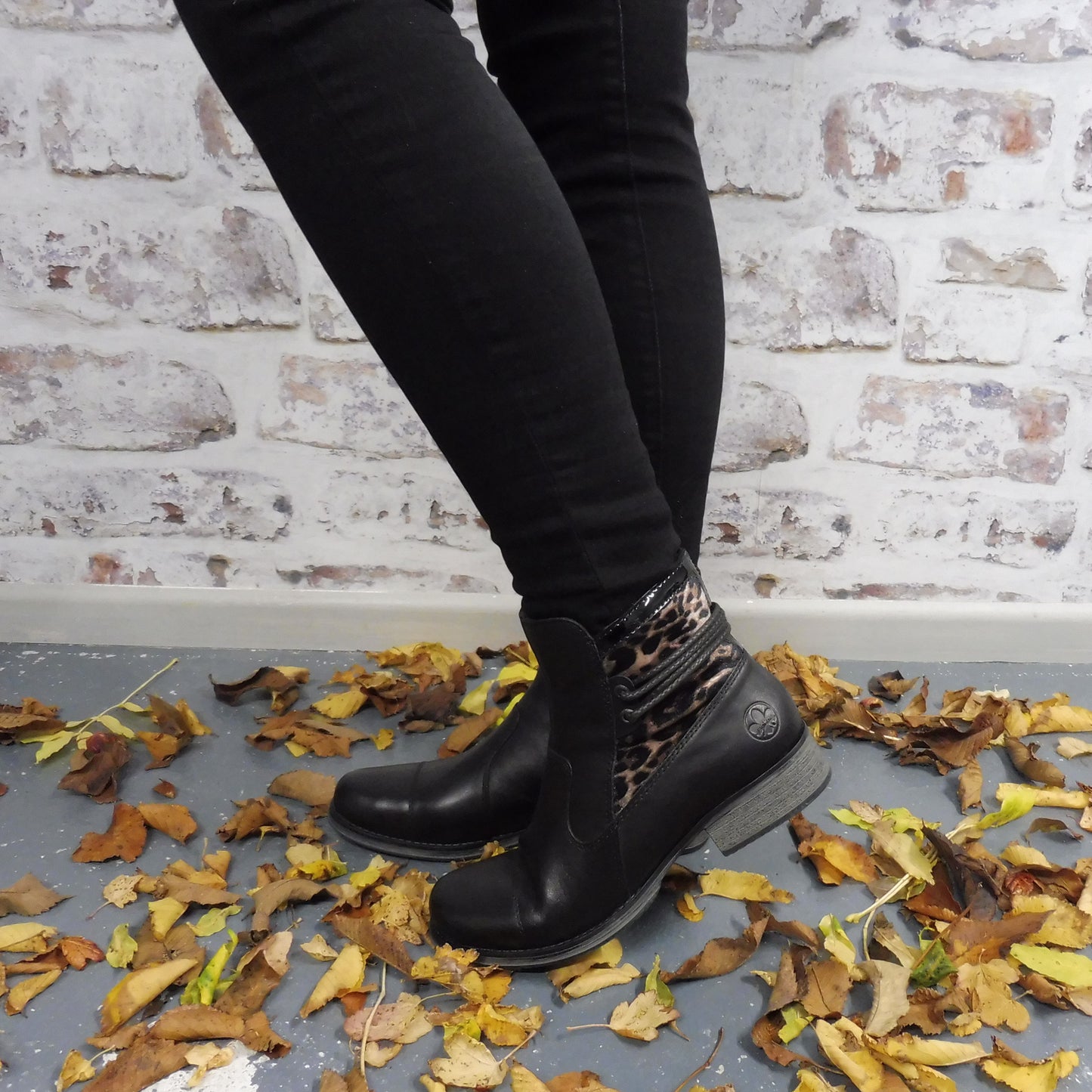 Y9760/00 Black (size 37) ONLINE ONLY