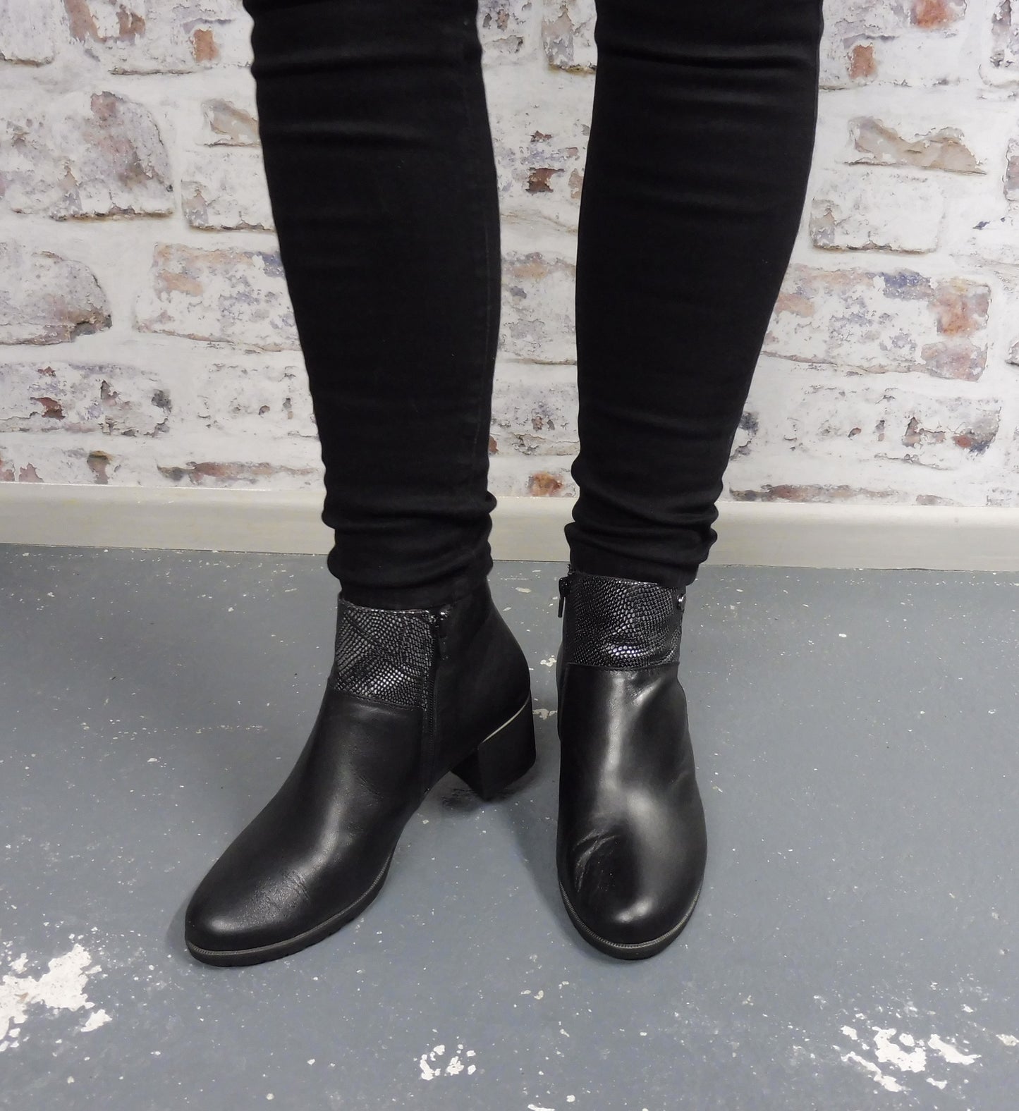 5738 Black (size 42) ONLINE ONLY
