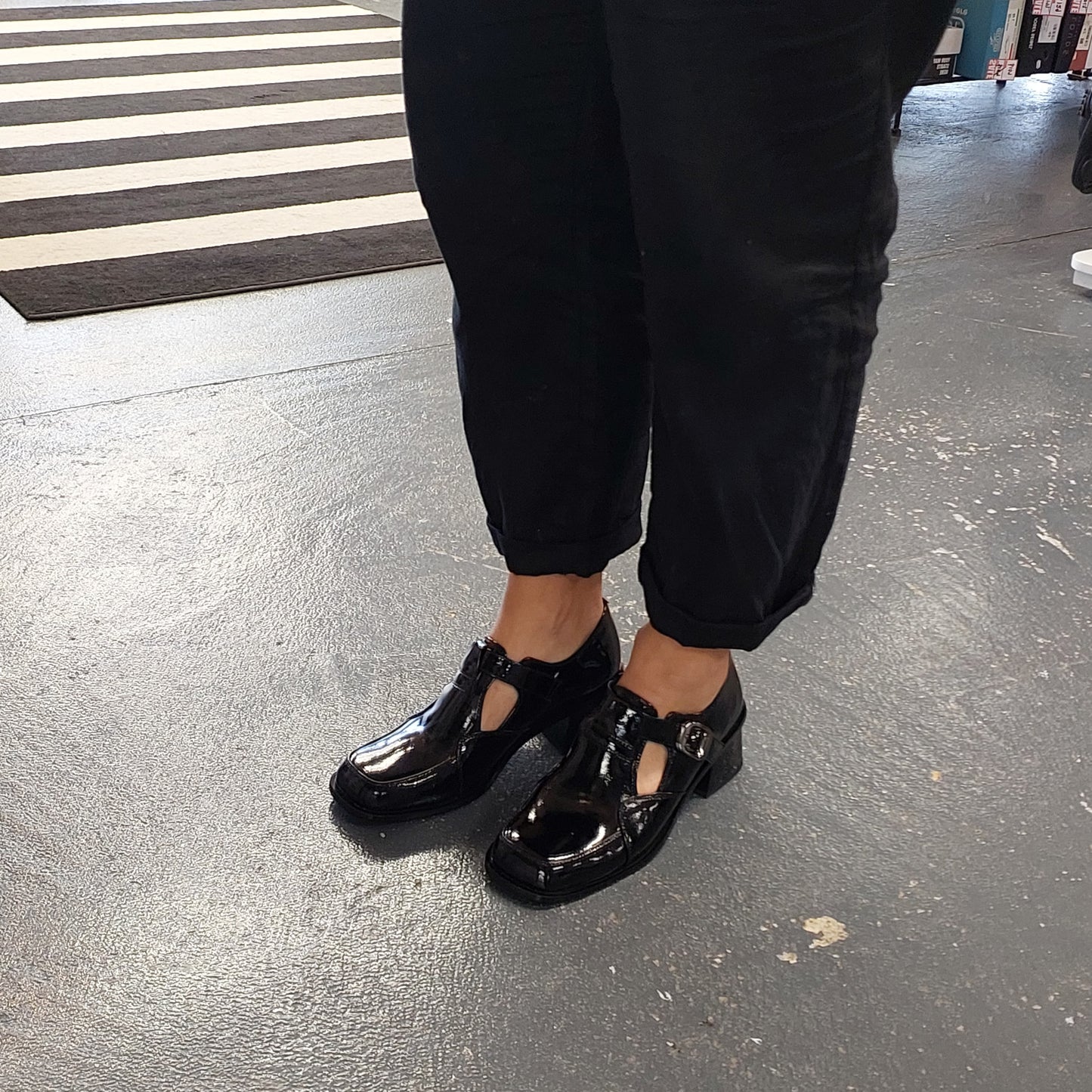 Women's black patent leather mary jane shoe