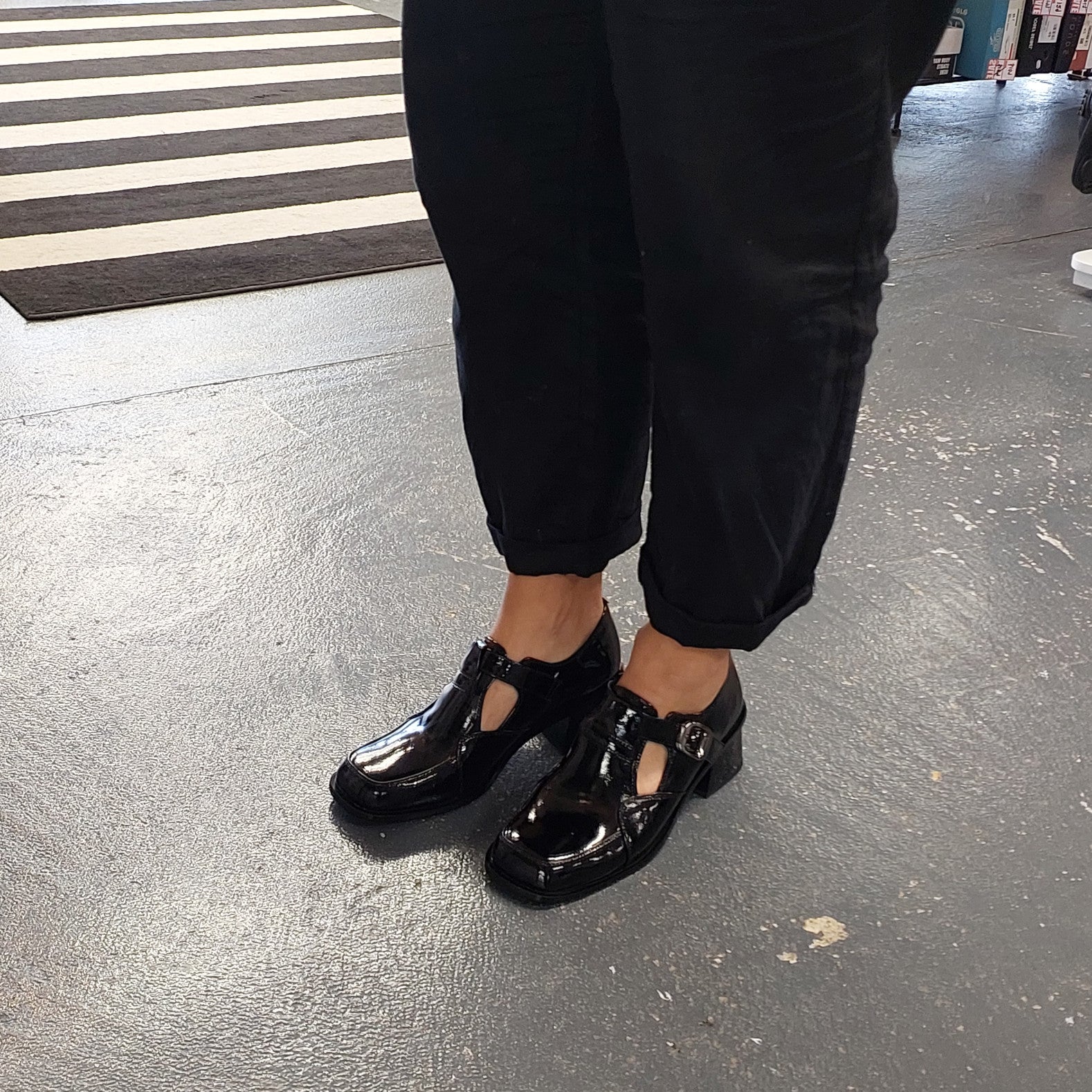 Women's black patent leather mary jane shoe