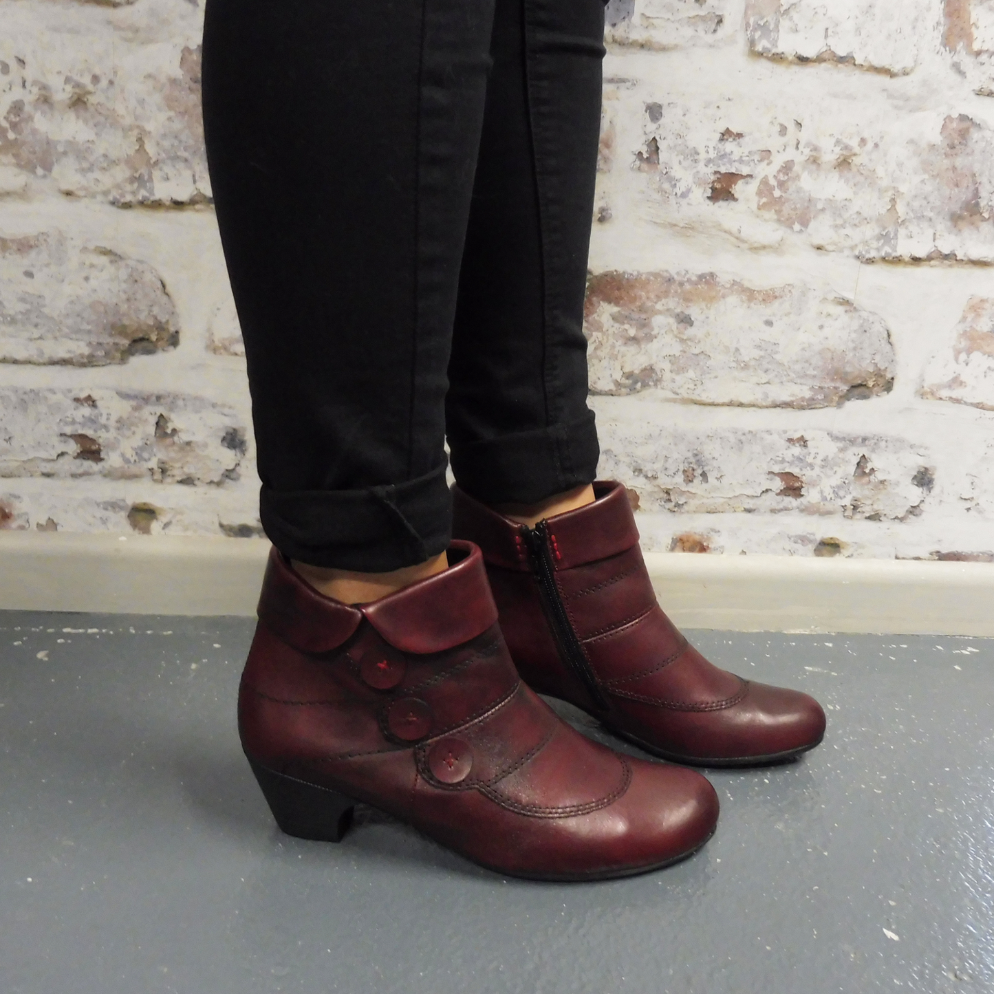 70562/35 Burgundy - ONLINE ONLY
